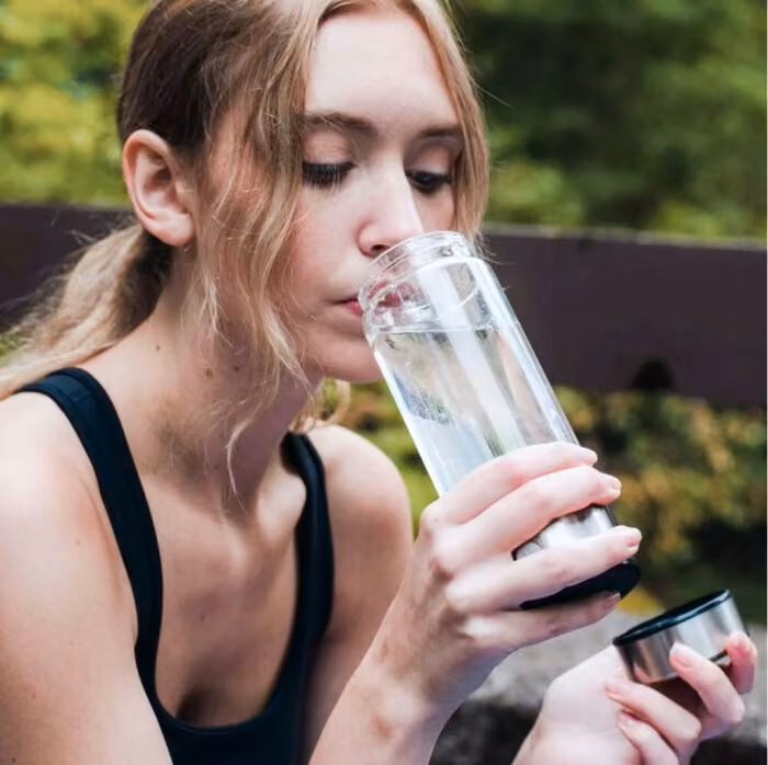Aquivor-fles in gebruik buiten, duurzame levensstijl